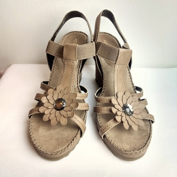 Aerosoles 'Cottontail' Tan Flower Embellished Faux Suede Covered Wedge Sandals - Picture 4 of 11